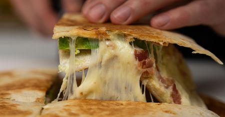 Quesadilla z awokado i jajkami na ciepło. Jak serwować? Prosty przepis na śniadanie