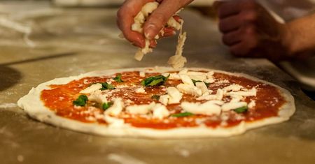 Pizza z kurkami. Jak zrobić włoskie danie z tymi pysznymi grzybami?