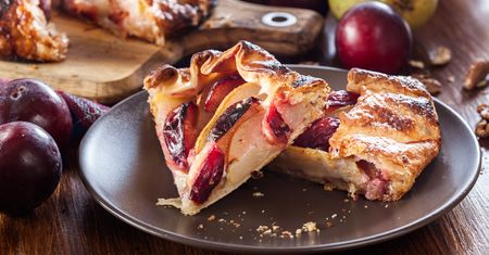 Proste ciasto drożdżowe ze śliwkami. Osłodzi jesienne popołudnie