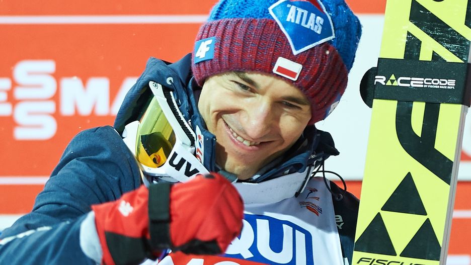 Skoki narciarskie 2019 na żywo. Zdj. Kamil Stoch podczas ceremonii medalowej konkursu drużynowego MŚ w Lotach w Oberstdorfie (21.01.2018 r.)