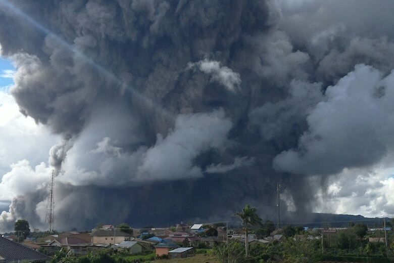Wybuchł wulkan na Sumatrze. Tysiące ludzi musiało uciekać