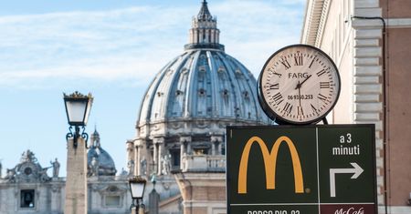 Ostro atakowany McDonald's w Watykanie zaskoczył decyzją