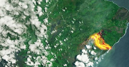 Strumienie lawy z wulkanu Kilauea widziane z kosmosu. Zdjęcia robią wrażenie