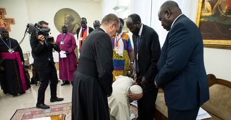 Bezprecedensowy gest papieża Franciszka. Ucałował stopy skonfliktowanych przywódców