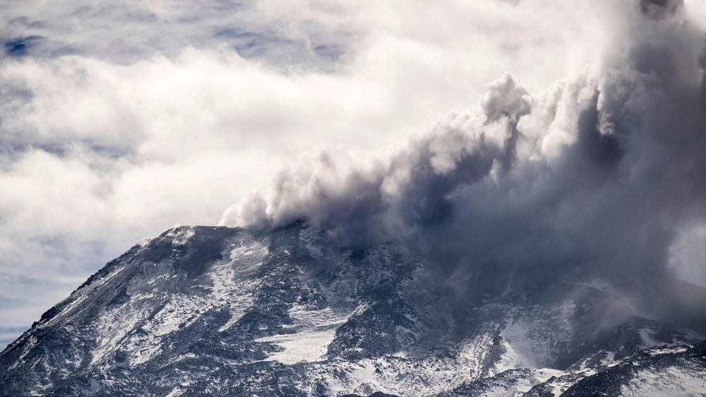 View of the Nevado de Chillan volcano during an eruptive pulse in Las Trancas, some 400km south of Santiago, April 7, 2018.  Emergency service officials in Chile issued an orange alert at the area around the volcano. / AFP PHOTO / Martin BERNETTI