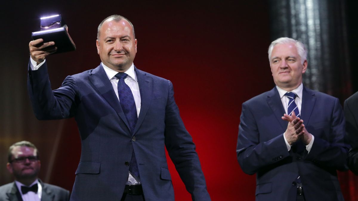 Henryk Kania odbierający nagrodę "Teraz Polska" z rąk wicepremiera Jarosława Gowina
