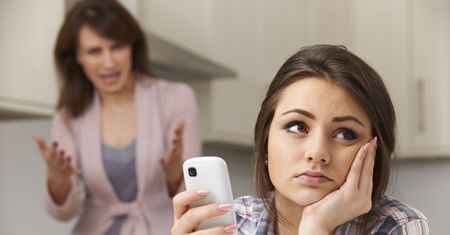 Chcesz wychować kobietę sukcesu? Częściej gderaj!