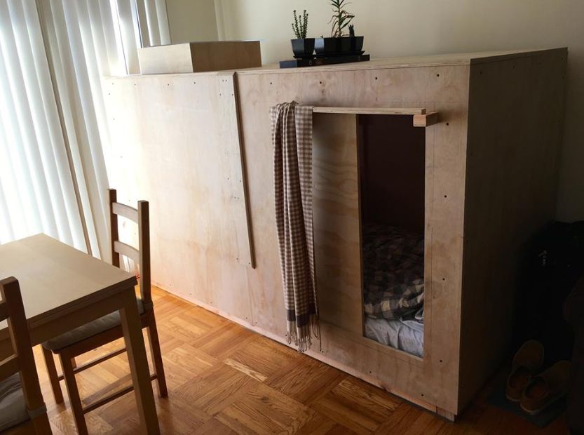 Jak obejść wysokie ceny mieszkań? Urządzić się... w salonie przyjaciół