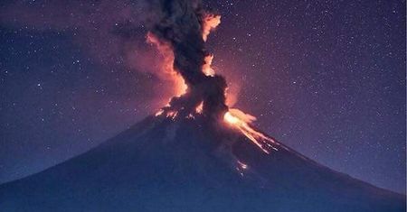 Eksplodował wulkan Mount Mayon. Zdjęcia wybuchu zapierają dech w piersiach