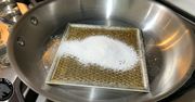 Nie szoruję tłustych filtrów z okapu. Układam je na patelni i dodaję ten proszek
