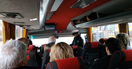 Jechali na Marsz Tysiąca Tóg. Wstrzymała ich kontrola autokaru