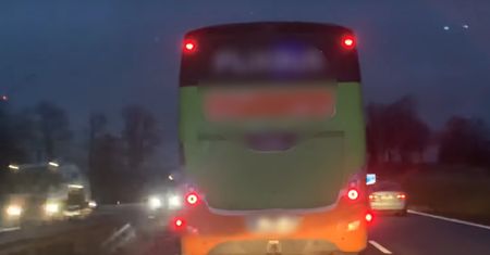 Blokował karetkę na autostradzie A4. Kara dla kierowcy busa
