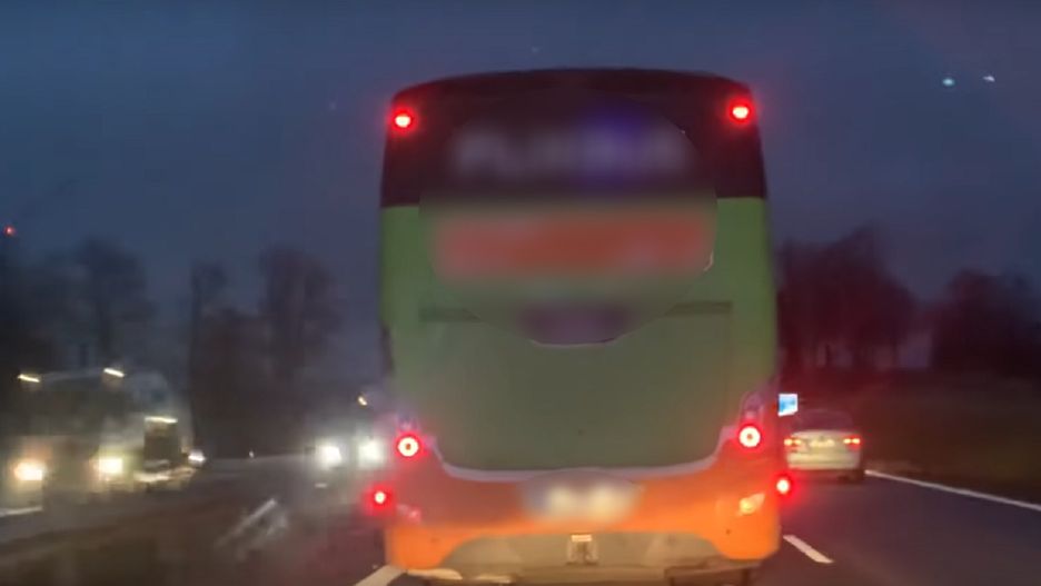 Policja bada sprawę blokowania lewego pasa na autostradzie A4 przez kierowcę autobusu.