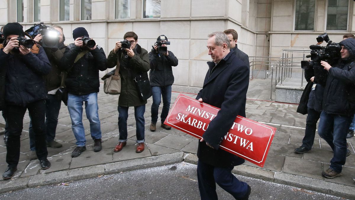 Henryk Kowalczyk chwilę po odkręceniu tabliczki z budynku resortu