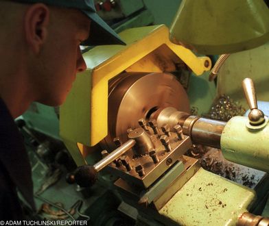 Chciał pomóc ojcu w warsztacie. Wciągnęła go tokarka