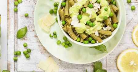 Makaron rigatoni z pesto z groszku i jogurtem naturalnym