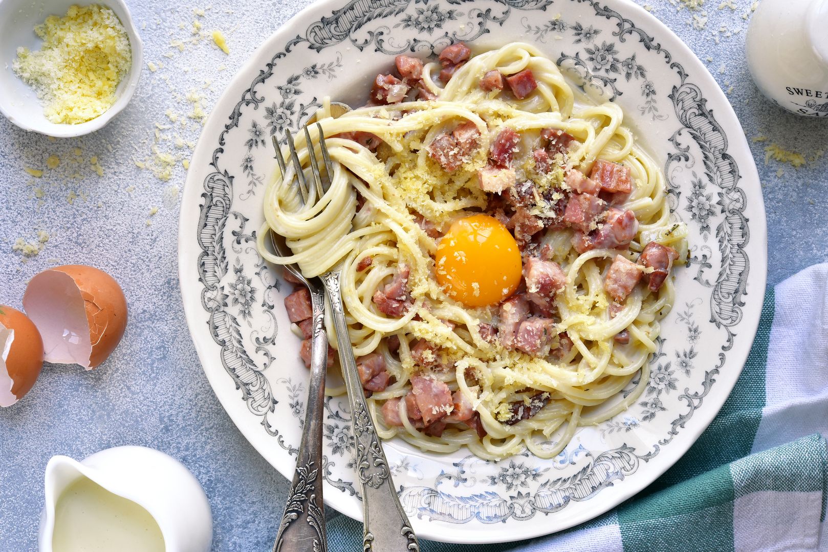 Jajko confit można podać z delikatnym spaghetti