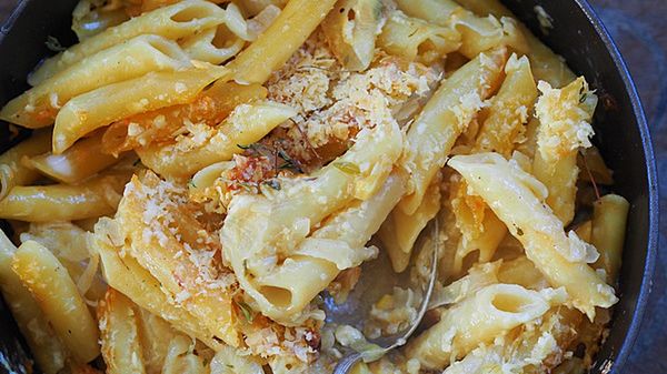 Makaron serowo-cebulowy