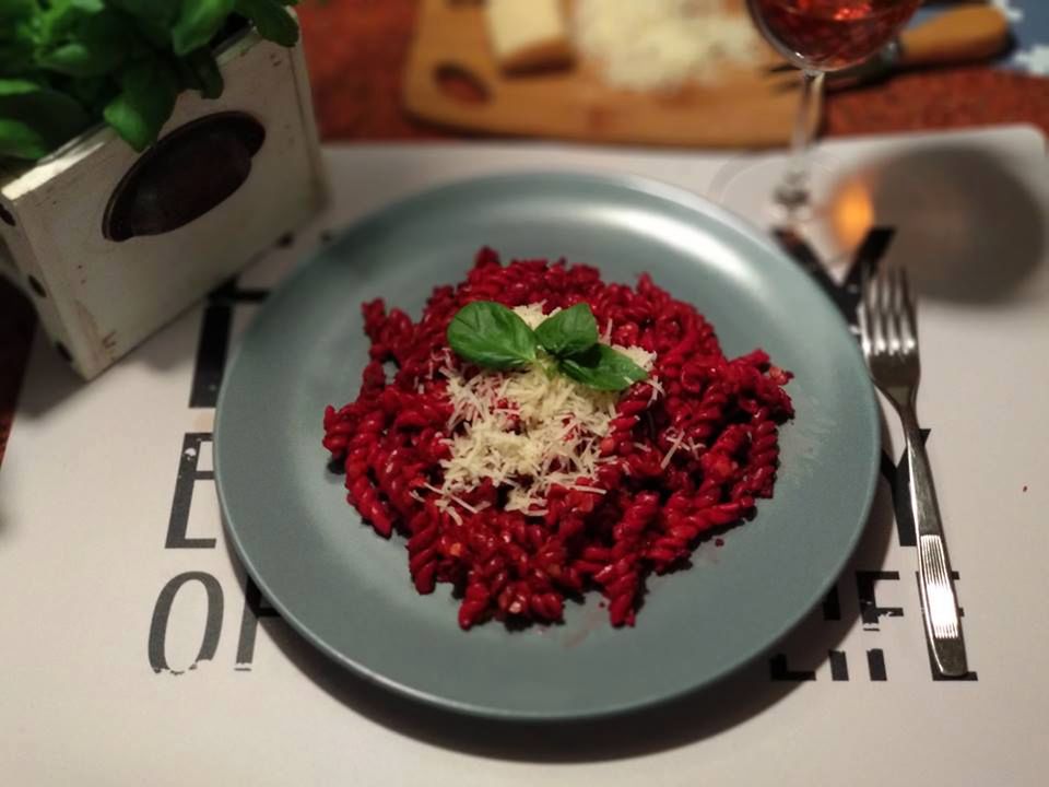 Makaron z buraczanym pesto. Wygląda obłędnie, smakuje jeszcze lepiej