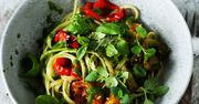 Makaron z pieczoną papryką i domowym pesto ziołowym. Szybki patent na obiad