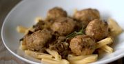 Makaron z mini mielonymi w sosie grzybowym. Pyszny pomysł na obiad