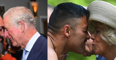 Książę Karol i księżna Camilla podczas tradycyjnego powitania Maorysów