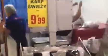 Awantura o karpia bez wody. Aktywiści oskarżają sklep sieci E.Leclerc