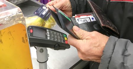 Transakcja bezgotówkowa coraz popularniejsza. Kosztuje nas dużo mniej niż "żywy" pieniądz