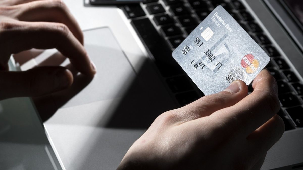 Złodzieje za wykradzione pieniądze kupili 14 sztabek złota.