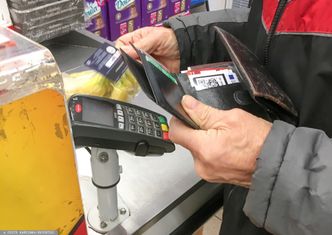Transakcja bezgotówkowa coraz popularniejsza. Kosztuje nas dużo mniej niż "żywy" pieniądz