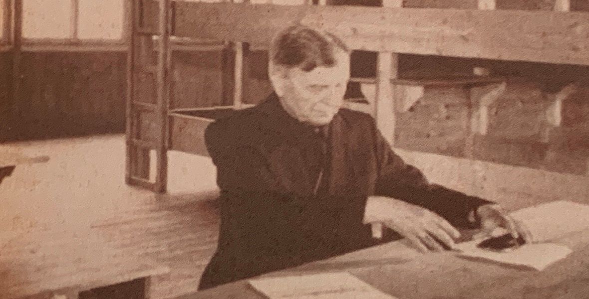 Ks. Majdański na terenie byłego obozu koncentracyjnego w Dachau 