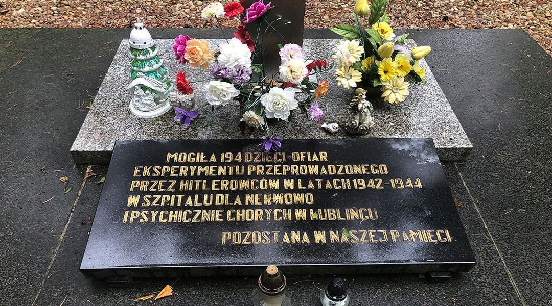 Zbiorowa mogiła na cmentarzu tuż za kliniką w Lublińcu. 