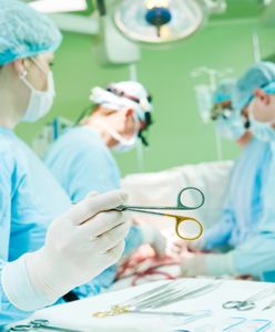 Konin. Lekarz zaszył łyżkę chirurgiczną w ciele kobiety. Został zawieszony