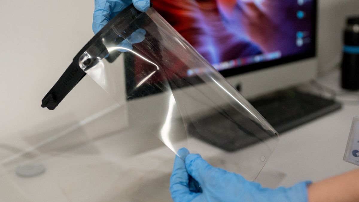 Wyprodukowanie jednej przyłbicy zajmuje kilka minut, a jest to sprzęt chroniący życie personelu medycznego 