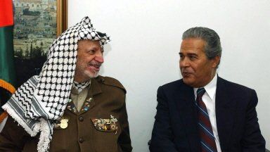 Arafat rozmawia z przedstawicielem lekarzy tunezyjskich