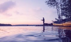 Zaatakował wędkarzy nad Bugiem. Padło 15 strzałów