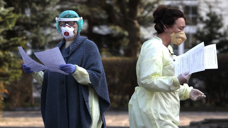 Superbohaterowie przywdziali maseczki i kitle.