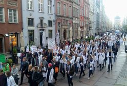 Lekarze rezydenci wyszli na ulice. "Chcemy leczyć w Polsce"