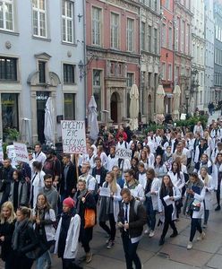 Lekarze rezydenci wyszli na ulice. "Chcemy leczyć w Polsce"