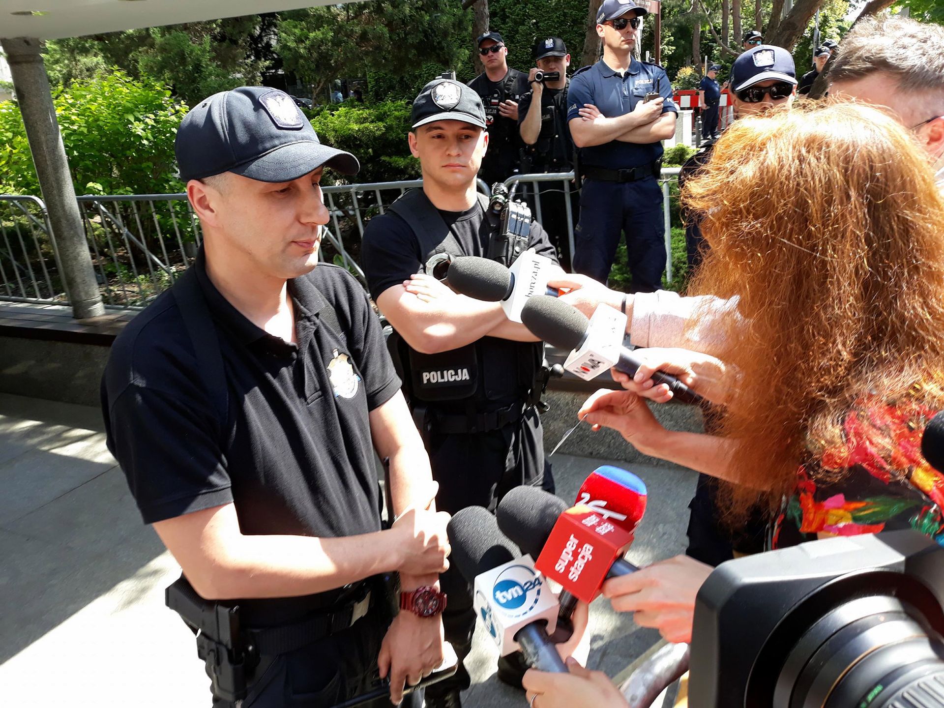 Ewa Siedlecka pokazuje swoją legitymację dziennikarską policjantowi blokującemu Sejm 