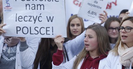 Nie wyjadą? Rekruterka tłumaczy dlaczego zagraniczne szpitale nie czekają na młodych lekarzy z Polski
