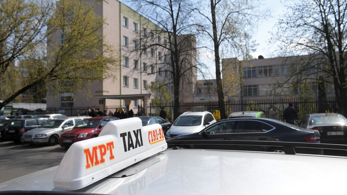 Postój taksówek przed Centrum Partnerstwa Społecznego Dialog, gdzie spotkali się taksówkarzy z przedstawicielami rządu.