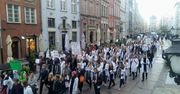 Lekarze rezydenci wyszli na ulice. "Chcemy leczyć w Polsce"