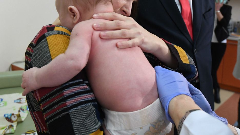 Rodzinie nie zgodzili się na rutynowe zabiegi po narodzeniu i uciekli z dzieckiem ze szpitala.