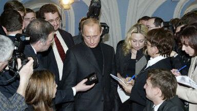 Putin w otoczeniu dziennikarzy