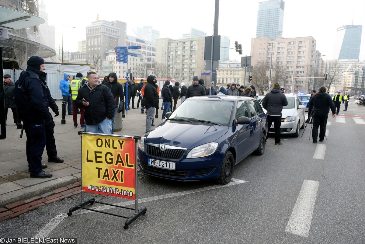 Protest taksówkarzy, utrudnienia w centrum Warszawy. Uber dogaduje się z Ministerstwem Cyfryzacji