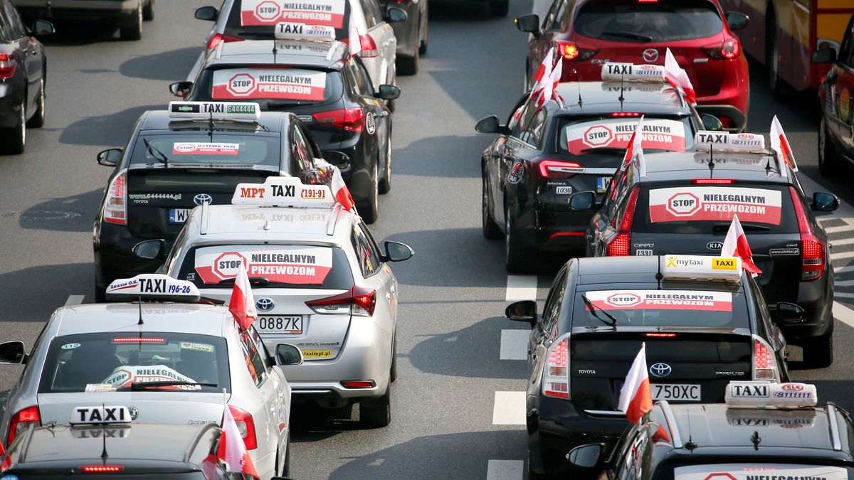 Policja ukarała protestujących taksówkarzy. Były mandaty za picie alkoholu, są też wnioski do sądów