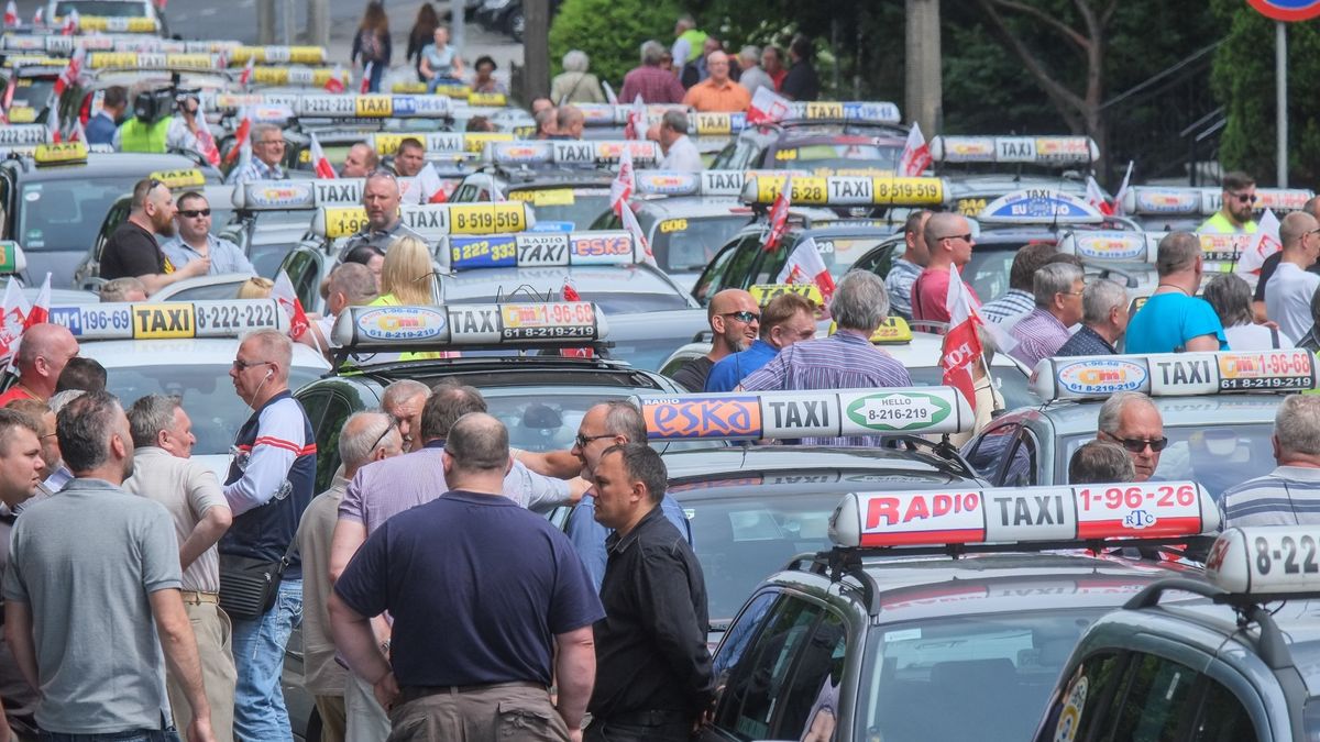 Taksówkarze zablokują warszawskie ulice i drogi dojazdowe do lotnisk, jeśli nie dojdzie do porozumienia z rządem