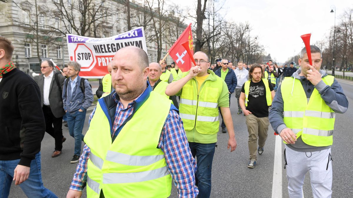 Protestujący taksówkarze grożą, że we wtorek zablokowana może zostać cała Warszawa.