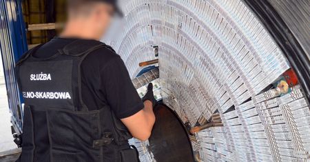 KAS przejęła 126 tys. paczek papierosów. Przemytnicy ukryli je w bębnach na kabel